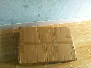 Hộp bàn học tự lắp gọn gàng, sẵn sàng cho việc lắp ráp tại nhà