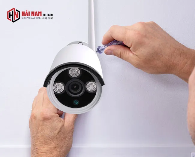 Người dùng khoan tường để lắp đặt camera Wifi không dây, minh họa các bước thực hiện cách tự lắp camera quan sát tại nhà hiệu quả.
