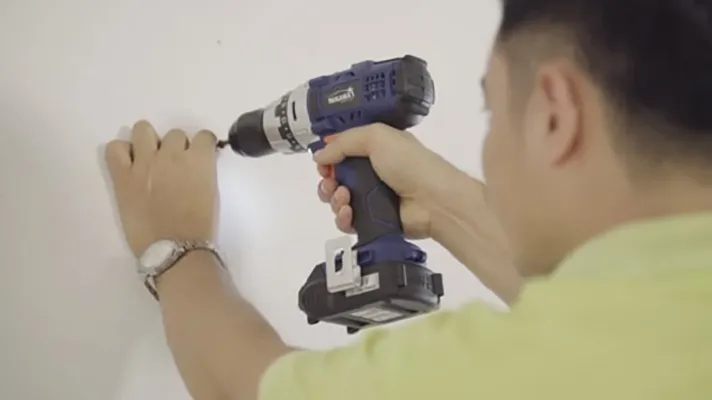 Kỹ thuật và tư thế đúng khi hướng dẫn khoan tường bắt vít