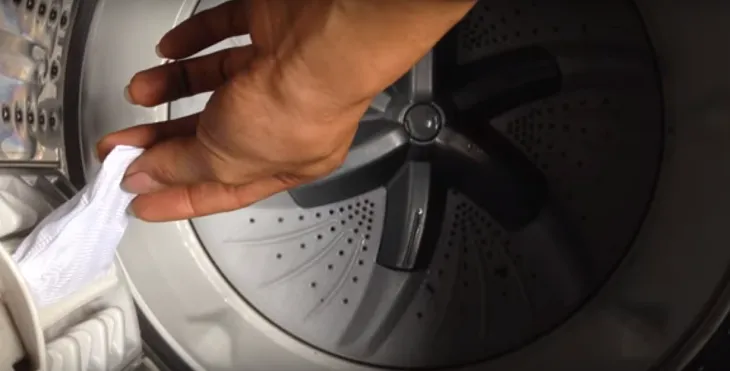 Lắp đặt túi lọc xơ vải mới vào đúng vị trí sau khi tháo bộ phận cũ