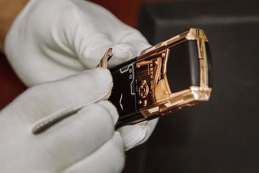 Đặt pin Vertu vào đúng vị trí sau khi mở nắp máy vertu