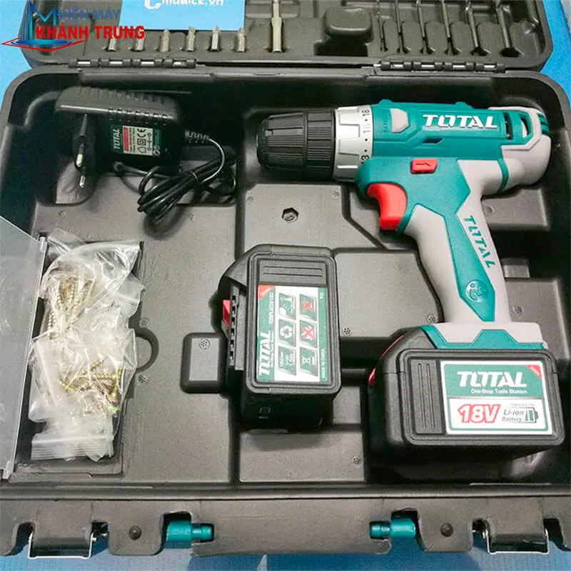 máy bắn vít pin total hiệu Total đang thực hiện tác vụ bắn vít trong điều kiện ánh sáng yếu