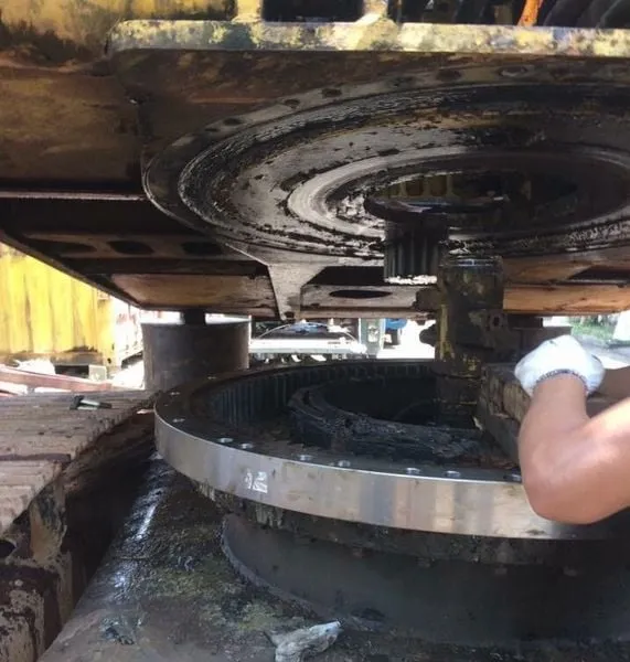 Hướng Dẫn Toàn Diện Cách Tháo Mâm Quay Toa Máy Xúc Đúng Kỹ Thuật