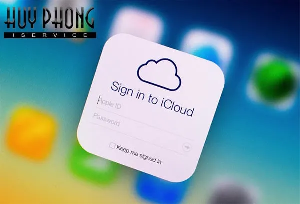 Kỹ thuật viên đang kiểm tra hoặc sửa chữa một chiếc điện thoại, liên quan đến các dịch vụ mở khóa