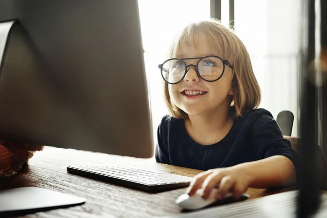 Hình ảnh cận cảnh một bàn tay đang cầm chuột máy tính đúng cách, đặt ngón trỏ và ngón giữa lên các nút bấm.