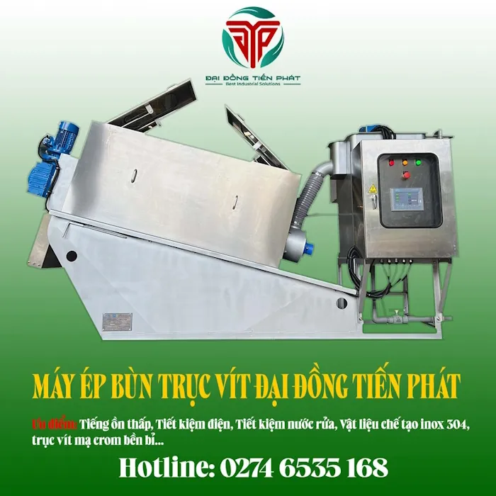 Hình ảnh một thiết bị ép bùn trục vít từ DOTAPHA, với logo và thông tin về báo giá chính hãng