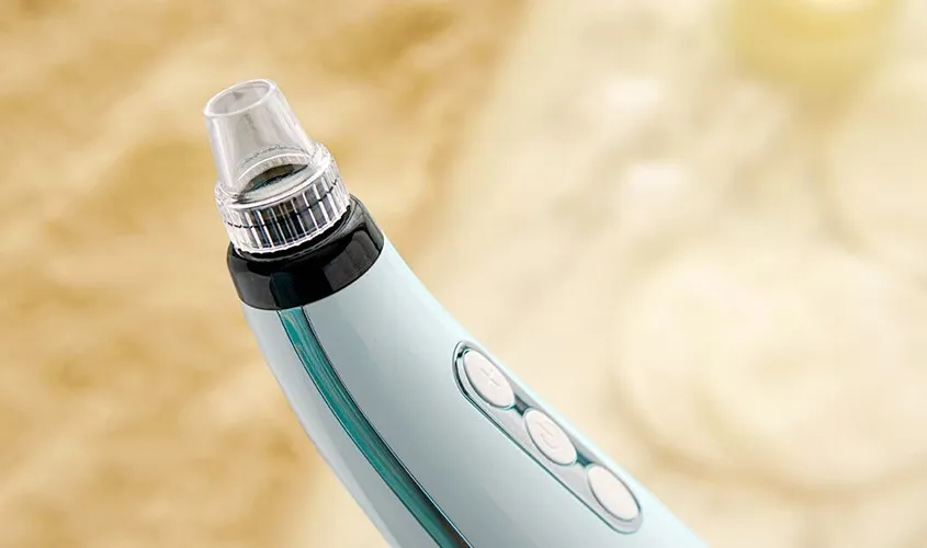 Làm sạch đầu và thân máy hút mụn kỹ lưỡng trước và sau mỗi lần sử dụng