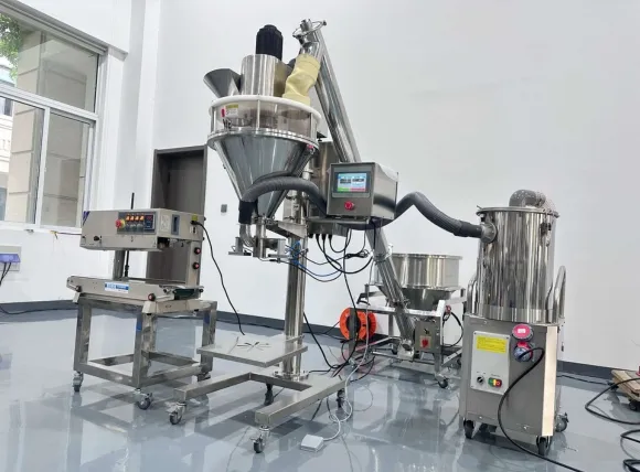Hình ảnh cận cảnh một máy cân định lượng trục vít đang vận hành thực tế, cho thấy quá trình chiết rót bột vào bao bì.
