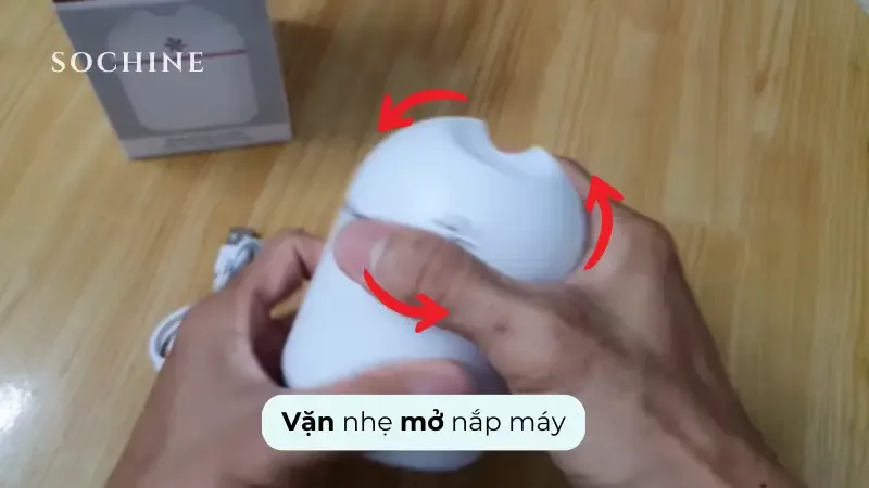Mở nắp máy tạo độ ẩm