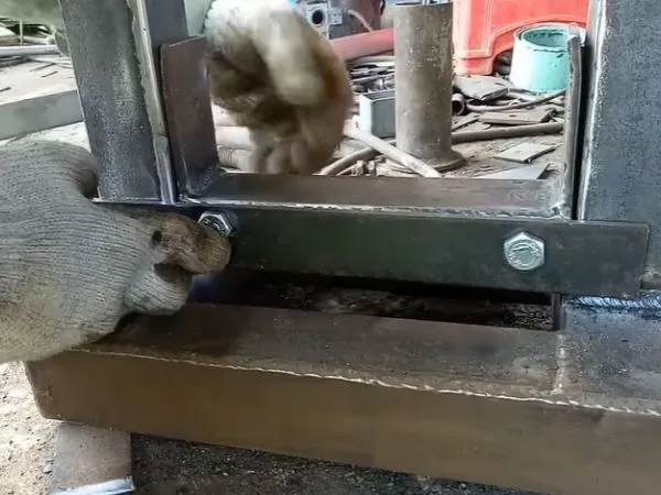 Lắp thêm một tấm thép mỏng bên mặt hộp còn hở và vặn chặt vít để cố định hộp trên khung