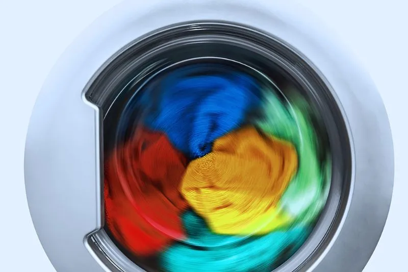 Lồng giặt của máy giặt Electrolux EWT704S 7kg đang thực hiện chu trình vắt mạnh, giúp quần áo khô nhanh và hiệu quả sau khi giặt