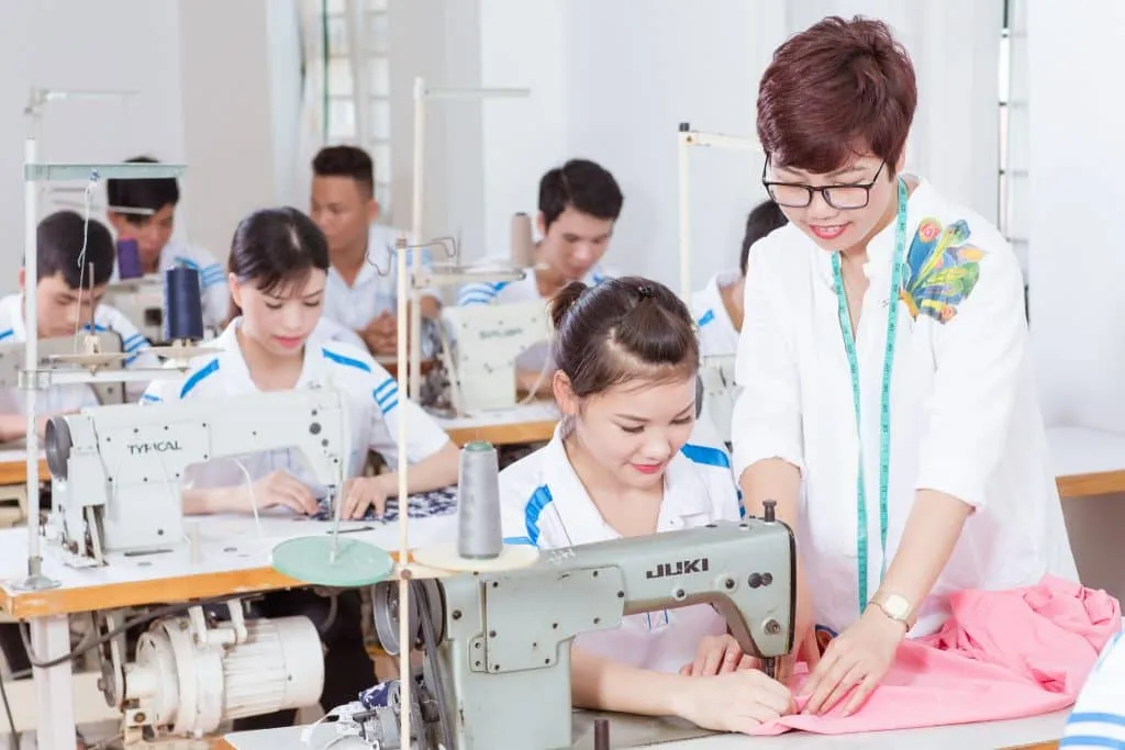 Máy may công nghiệp Juki tập trung vào kim và chân vịt, minh họa các bước chuẩn bị sử dụng máy may Juki.