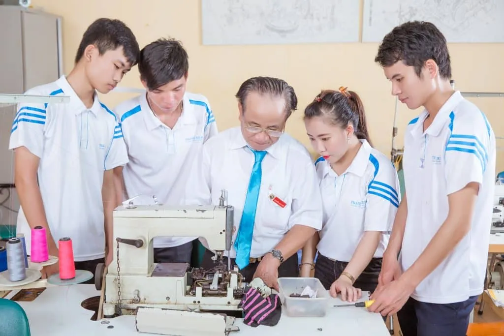 Tổng quan máy may Juki công nghiệp, thể hiện sự chuyên nghiệp và cách vận hành máy may Juki hiệu quả.