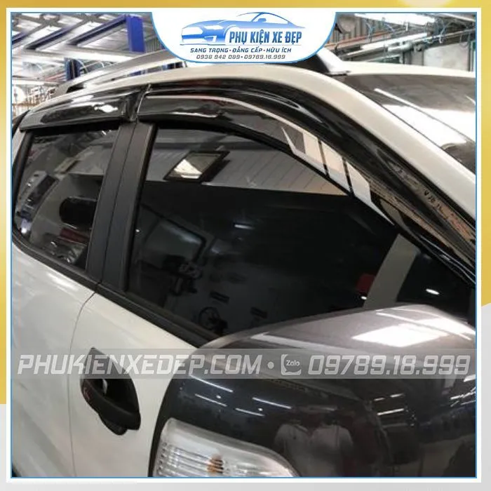 Vệ sinh kỹ lưỡng bề mặt xe trước khi tự lắp vè che mưa để đảm bảo độ bám dính