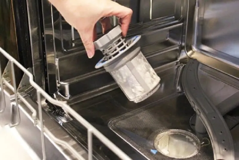 Hướng dẫn tháo và vệ sinh bộ lọc bên trong máy rửa bát Bosch, một bước quan trọng khi tháo lắp máy