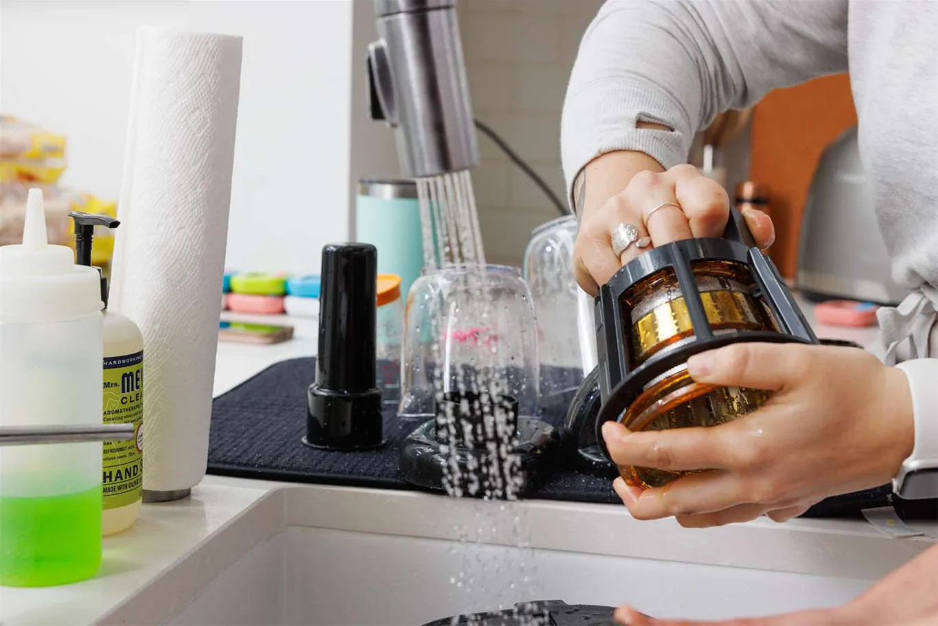 Vệ sinh sạch sẽ các linh kiện của máy ép hoa quả Sunhouse trước khi lắp ráp