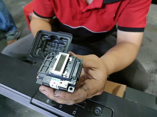 Nên tiến hành vệ sinh đầu phun định kỳ để duy trì chất lượng in ấn