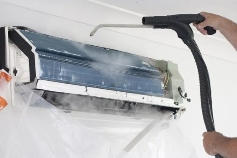 Vệ sinh điều hòa định kỳ giúp bảo dưỡng và tối ưu cách sử dụng máy lạnh mới mua hiệu quả.