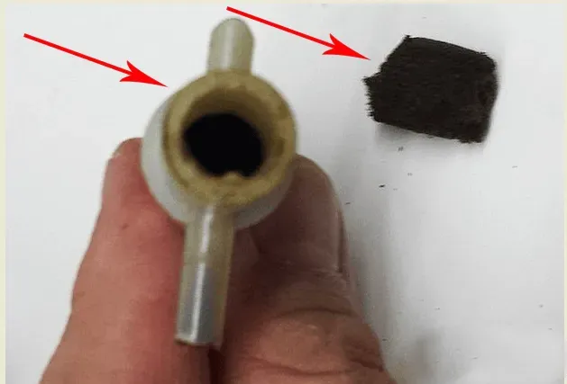 Vệ sinh bầu lọc bên trong ống hút máy DZ300A, loại bỏ cặn bẩn tích tụ.