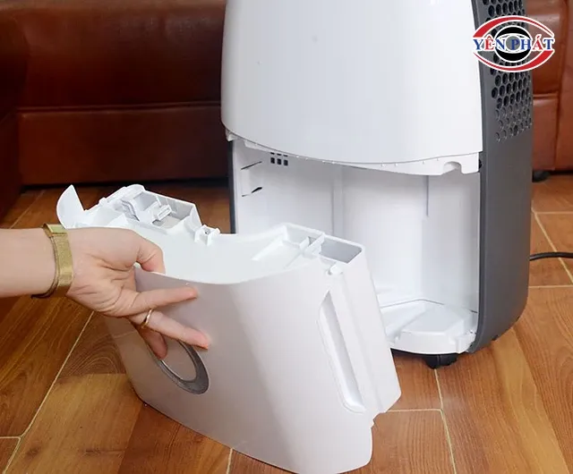 Vệ sinh khay chứa nước máy hút ẩm Electrolux