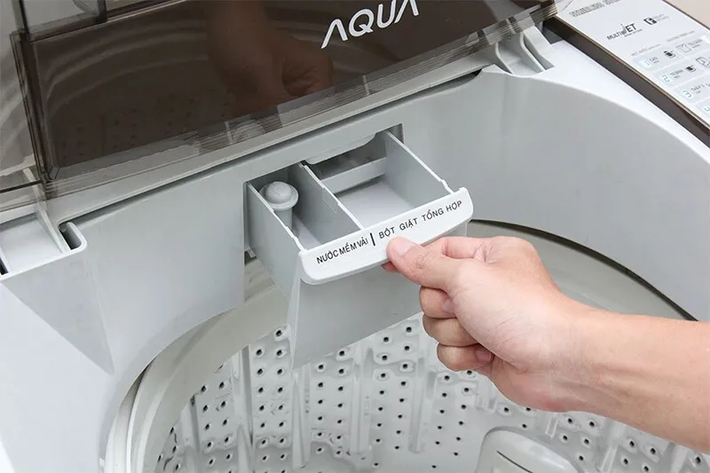 Làm sạch khoang chứa bột giặt và nước xả, một bước không thể thiếu khi bảo dưỡng máy giặt Aqua 8kg