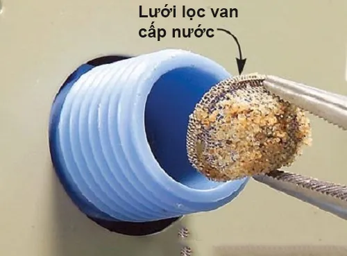 Vệ sinh lưới lọc van cấp nước máy giặt Aqua 8kg giúp cải thiện hiệu suất