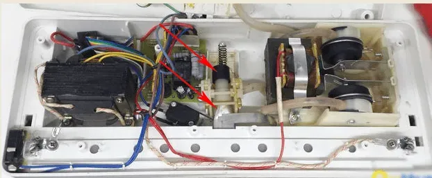 Tháo các con lăn nhựa bên dưới máy hút chân không DZ300A để vệ sinh.