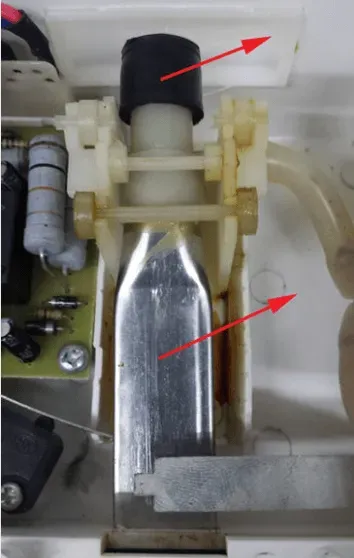 Tháo nút hút và ống xả của máy DZ300A để làm sạch các bộ phận bên trong.