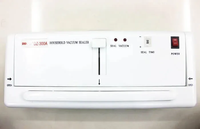 Lắp ráp lại các bộ phận của máy hút chân không DZ300A sau khi vệ sinh hoàn tất.