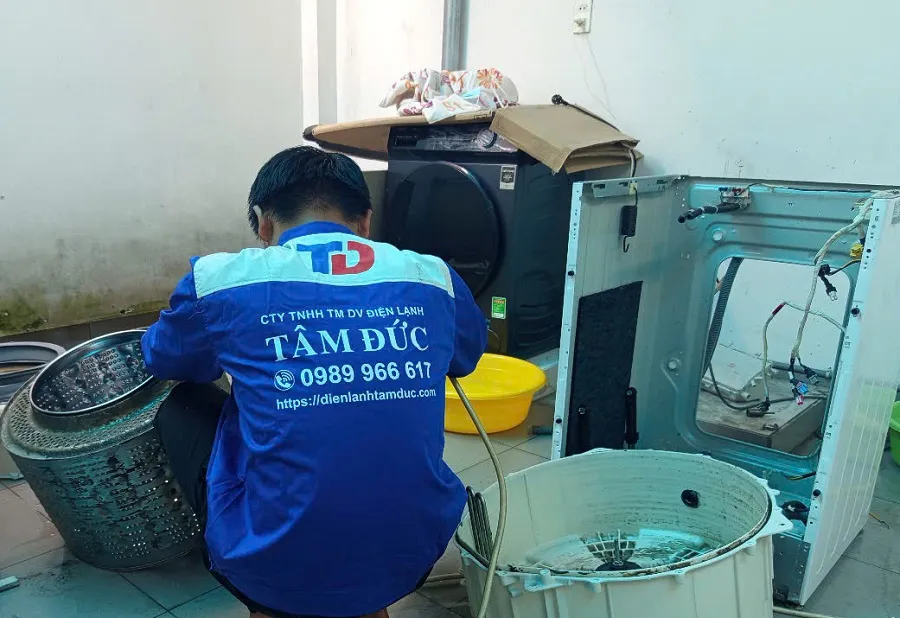 Hình ảnh minh họa quy trình vệ sinh máy giặt Samsung cửa trước