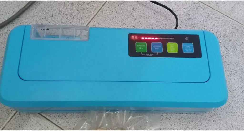 Lau chùi và vệ sinh bề mặt bên ngoài của máy hút chân không P290