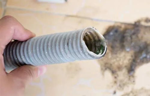 Kiểm tra và vệ sinh ống thoát nước máy giặt Aqua 8kg để tránh tắc nghẽn