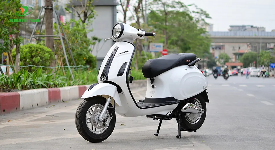 Hình ảnh xe máy điện Vespa Venus màu xanh tím than, nổi bật với thiết kế sang trọng và thanh lịch, minh họa cách sử dụng xe máy điện Vespa một cách tinh tế.