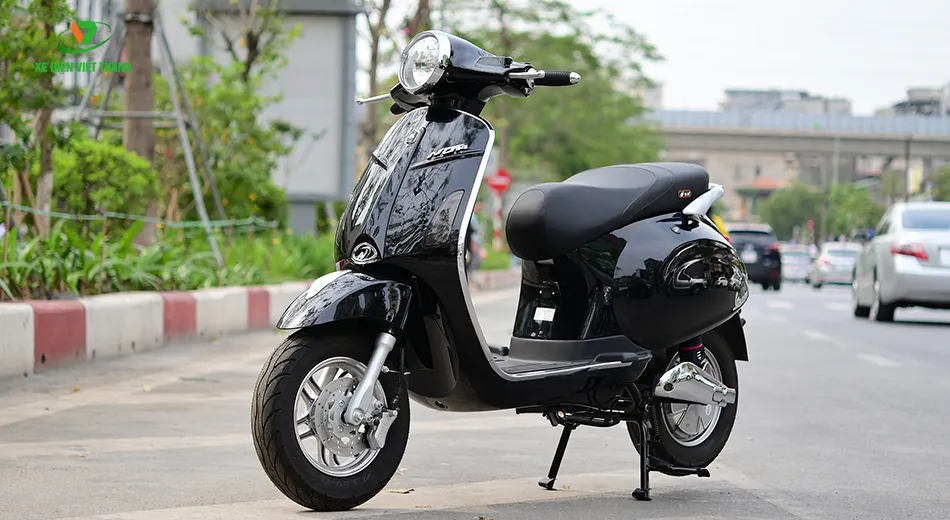 Cận cảnh phần đầu xe máy điện Vespa Venus với đồng hồ điện tử thông minh, hiển thị các thông số quan trọng hỗ trợ vận hành xe máy điện Vespa hiệu quả.