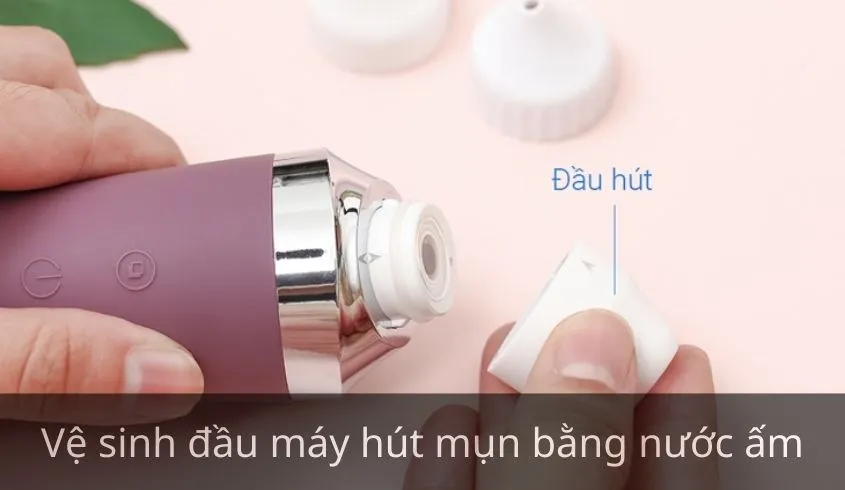 Vệ sinh kỹ lưỡng đầu hút máy hút mụn bằng nước ấm để đảm bảo an toàn vệ sinh