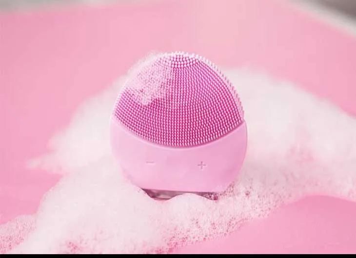 Máy rửa mặt Halio Baby Pink dành cho da nhạy cảm cần được vệ sinh kỹ lưỡng sau mỗi lần sử dụng.