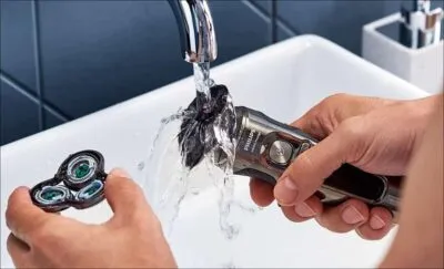 Vệ sinh máy cạo râu là bước thiết yếu trong cách sửa máy cạo râu, đảm bảo hiệu suất và vệ sinh.