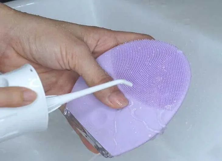 Quy trình vệ sinh máy rửa mặt bằng dung dịch chuyên dụng đảm bảo sạch khuẩn và an toàn.