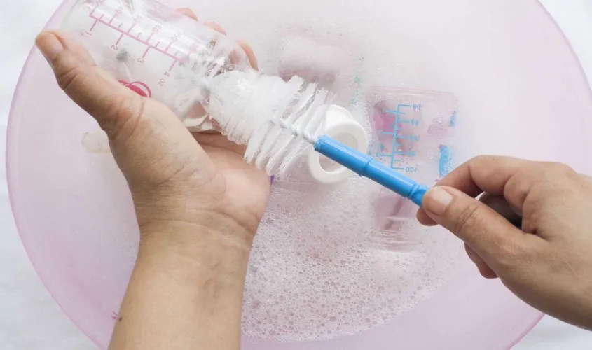 Sử dụng cọ rửa và nước rửa chuyên dụng để làm sạch