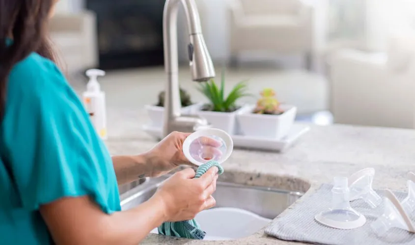 Dùng khăn khô lau sạch và bảo quản ở nơi khô ráo