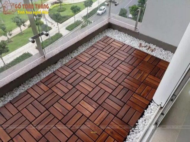 Sàn gỗ tự nhiên tự lắp ráp ngoài trời kết hợp tiểu cảnh đá tạo không gian đẹp