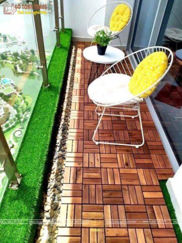 Ban công đẹp và sạch sẽ với sàn gỗ tự nhiên tự lắp ráp ngoài trời