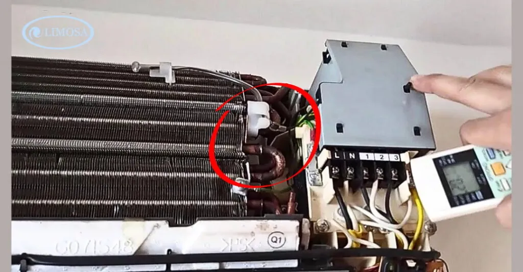 Vị trí cảm biến nhiệt độ môi trường máy lạnh Aqua