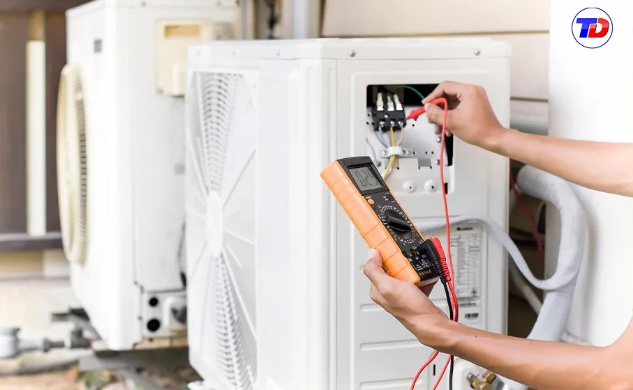 Kỹ thuật viên thực hiện cách lắp dàn nóng máy lạnh an toàn trên giá đỡ chuyên dụng