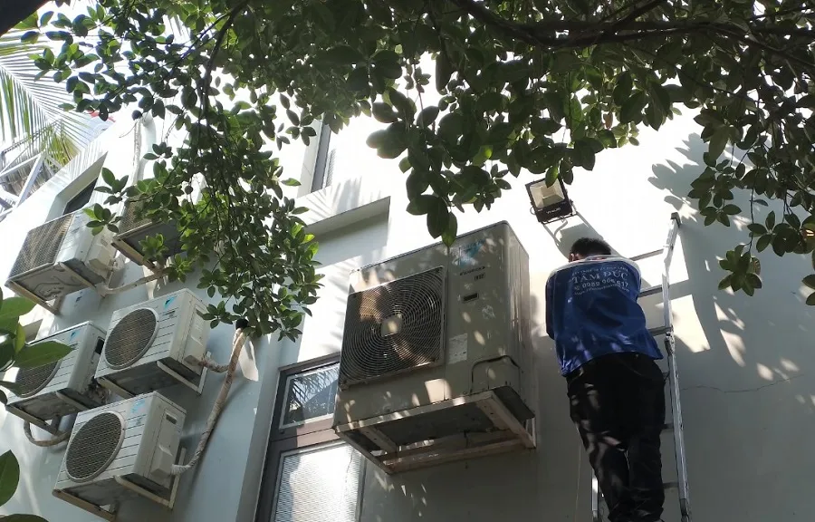 Dàn nóng máy lạnh được lắp đặt đúng cách trên ban công, đảm bảo thông gió