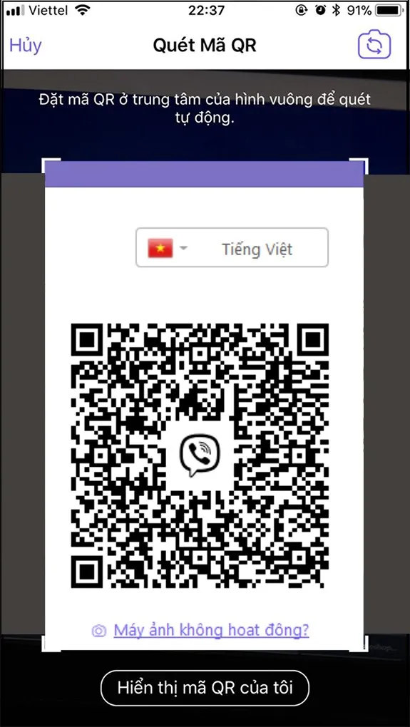 Người dùng đang dùng điện thoại để quét mã QR trên màn hình laptop, thực hiện mở viber trên máy tính