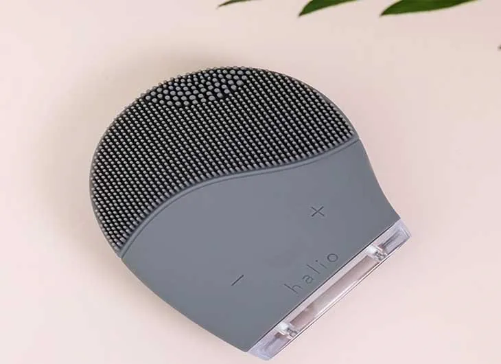 Chăm sóc da bị viêm hoặc trầy xước bằng sản phẩm dịu nhẹ thay vì máy rửa mặt.