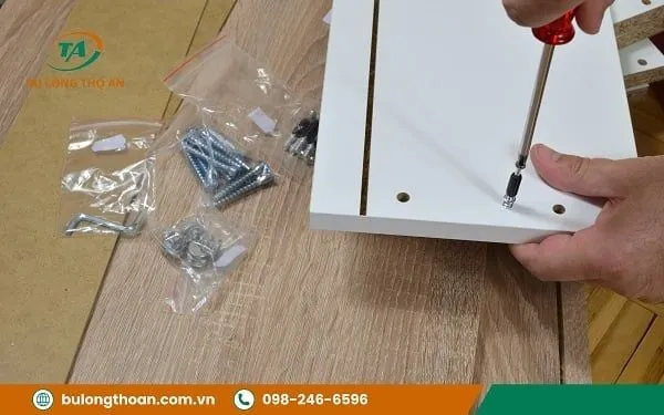 Hướng dẫn sử dụng vít gỗ lục giác chìm đúng cách bắt đầu bằng việc xác định vị trí và khoan mồi.