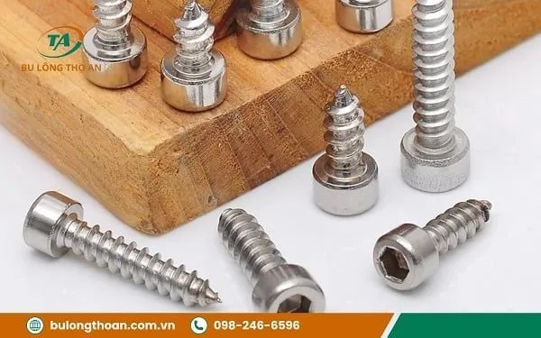 Vít gỗ lục giác chìm được làm từ thép carbon cao cấp và lớp mạ chống gỉ giúp vít chịu được môi trường ẩm ướt.