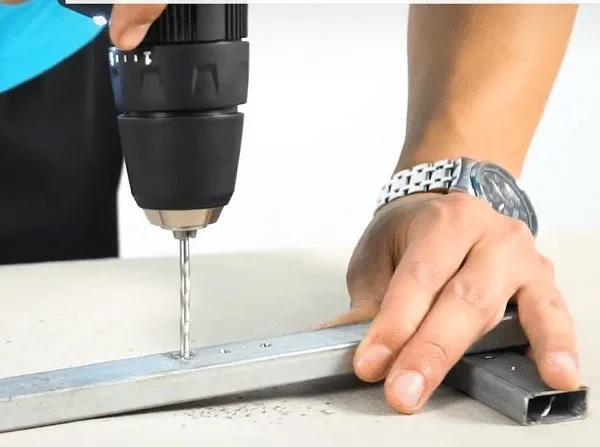 Khoan với tốc độ chậm lúc mới bắt đầu, sau đó tăng dần tốc độ